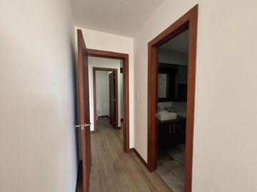 HERMOSO Y AMPLIO DEPARTAMENTO DE VENTA  - COMO NUEVO - 2 DORMITORIOS - TANDA NAYON - CUMBAYA