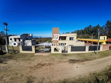 Casa en venta c/ cochera en Vaqueros