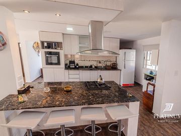Casa en venta c/ cochera en Vaqueros
