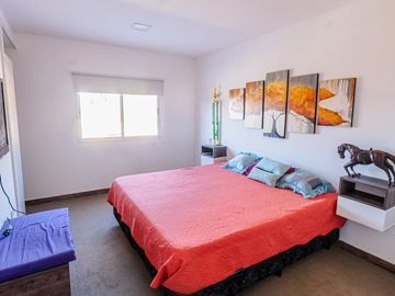 Casa en venta c/ cochera en Vaqueros