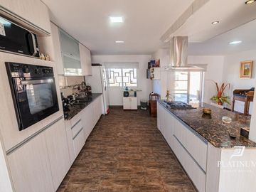 Casa en venta c/ cochera en Vaqueros