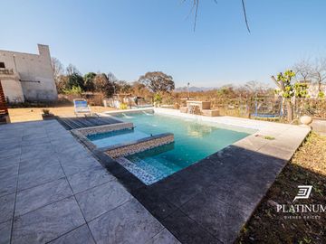 Casa en venta c/ cochera en Vaqueros