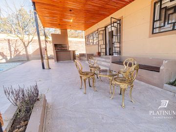 Casa en venta c/ cochera en Vaqueros