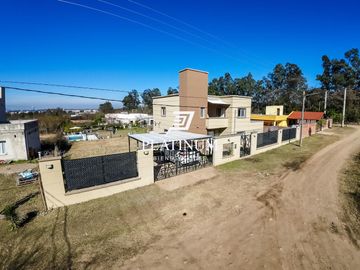 Casa en venta c/ cochera en Vaqueros