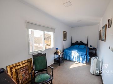 Casa en venta c/ cochera en Vaqueros
