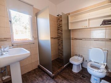 Casa en venta c/ cochera en Vaqueros