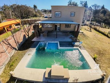 Casa en venta c/ cochera en Vaqueros