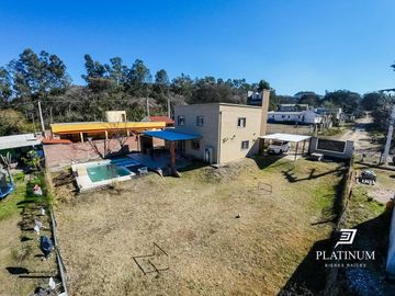 Casa en venta c/ cochera en Vaqueros