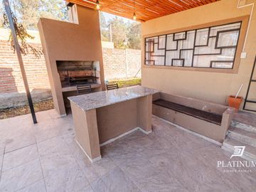 Casa en venta c/ cochera en Vaqueros