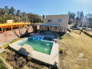 Casa en venta c/ cochera en Vaqueros