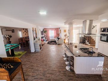 Casa en venta c/ cochera en Vaqueros