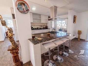 Casa en venta c/ cochera en Vaqueros