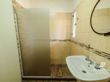Casa en venta c/ cochera en Vaqueros
