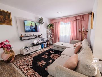 Casa en venta c/ cochera en Vaqueros