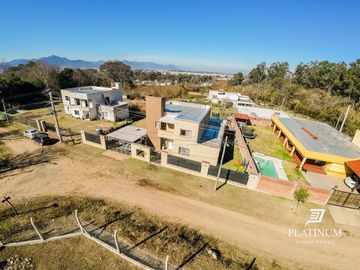 Casa en venta c/ cochera en Vaqueros