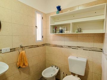Casa en venta c/ cochera en Vaqueros