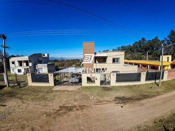 Casa en venta c/ cochera en Vaqueros