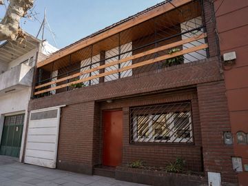 VENTA CASA 5 AMBIENTES PATIO COCHERA APTO CREDITO