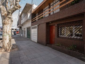 VENTA CASA 5 AMBIENTES PATIO COCHERA APTO CREDITO