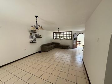 Vive cerca del mar en una casa amplia y moderna en Pimentel.