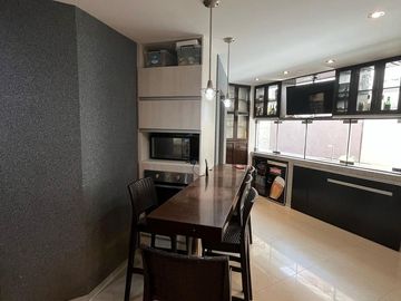 Vive cerca del mar en una casa amplia y moderna en Pimentel.