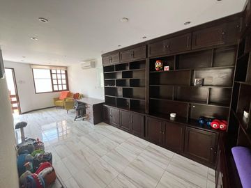 Vive cerca del mar en una casa amplia y moderna en Pimentel.
