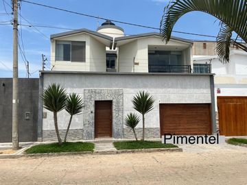 Vive cerca del mar en una casa amplia y moderna en Pimentel.