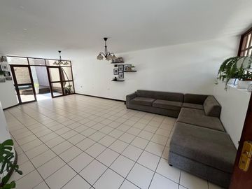 Vive cerca del mar en una casa amplia y moderna en Pimentel.