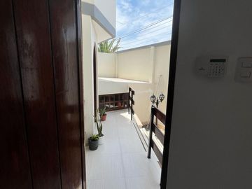 Vive cerca del mar en una casa amplia y moderna en Pimentel.