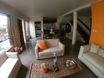 Residencia Tipo Quinta con Jardines Amplios y Estilo Contemporáneo en la Ciudad