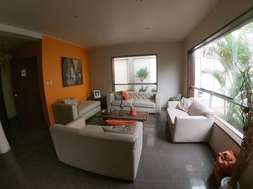 Residencia Tipo Quinta con Jardines Amplios y Estilo Contemporáneo en la Ciudad