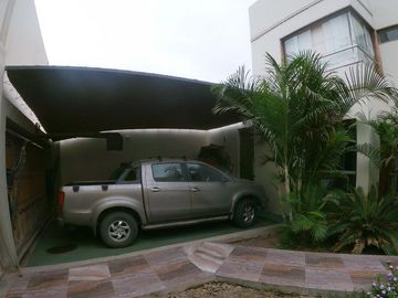 Residencia Tipo Quinta con Jardines Amplios y Estilo Contemporáneo en la Ciudad