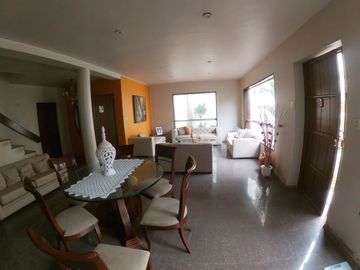 Residencia Tipo Quinta con Jardines Amplios y Estilo Contemporáneo en la Ciudad