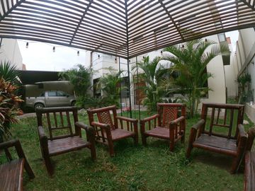 Residencia Tipo Quinta con Jardines Amplios y Estilo Contemporáneo en la Ciudad