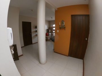 Residencia Tipo Quinta con Jardines Amplios y Estilo Contemporáneo en la Ciudad
