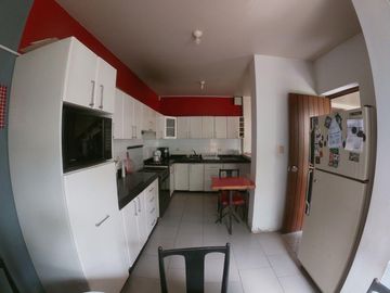 Residencia Tipo Quinta con Jardines Amplios y Estilo Contemporáneo en la Ciudad