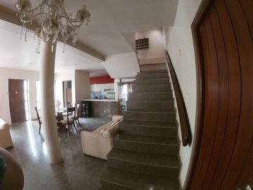 Residencia Tipo Quinta con Jardines Amplios y Estilo Contemporáneo en la Ciudad