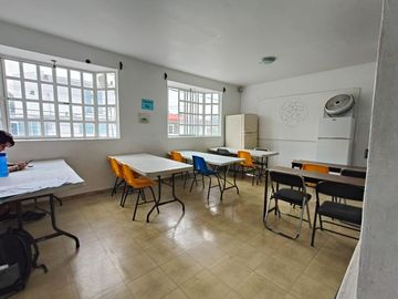 Se Vende Edificio con 3 Departamentos.6 locales comerciales en  Blvd Ojo de Agua SUP. 335 m2