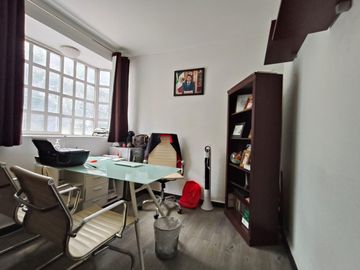 Se Vende Edificio con 3 Departamentos.6 locales comerciales en  Blvd Ojo de Agua SUP. 335 m2