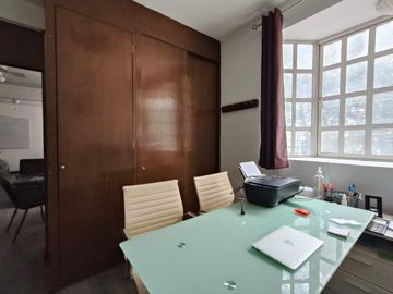 Se Vende Edificio con 3 Departamentos.6 locales comerciales en  Blvd Ojo de Agua SUP. 335 m2