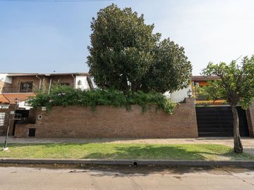 CASA LOTE PROPIO DOBLE FRENTE 760 M2 BARRIO INGLÉS