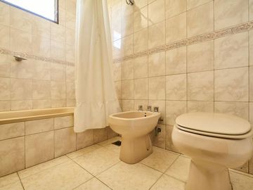 CASA LOTE PROPIO DOBLE FRENTE 760 M2 BARRIO INGLÉS