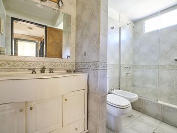 CASA LOTE PROPIO DOBLE FRENTE 760 M2 BARRIO INGLÉS