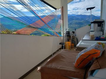 Venta de casa campestre de 2500 m2 en La Mesa Cund.