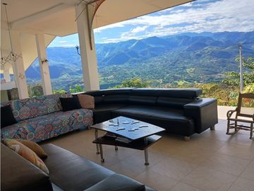 Venta de casa campestre de 2500 m2 en La Mesa Cund.