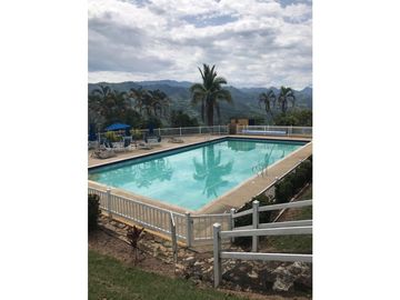 Venta de casa campestre de 2500 m2 en La Mesa Cund.