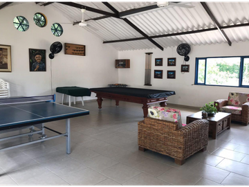 Venta de casa campestre de 2500 m2 en La Mesa Cund.