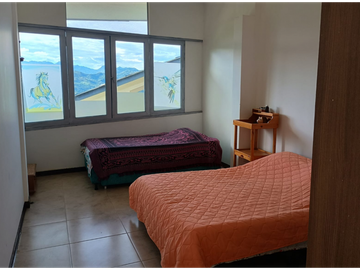 Venta de casa campestre de 2500 m2 en La Mesa Cund.