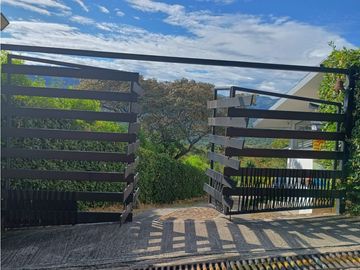 Venta de casa campestre de 2500 m2 en La Mesa Cund.