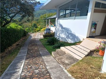 Venta de casa campestre de 2500 m2 en La Mesa Cund.